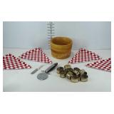 Kitchenwares, 7.5" wooden bowl, four pizza