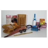Mixed lot: wicker organizer and plate holders,