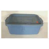 Rubbermaid Roughneck 10 gallon tote with lid.