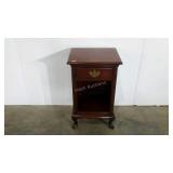 Drexel mahogany end table,  17 x 14 x 28, single