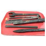 Tray lot of hand tools. Nips, wrench, chisels,