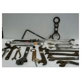 Flat full of wrenches in a variety of shapes,
