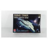 Star Trek Deep space nine U.S.S. Defiant model,