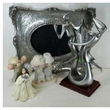 Decor lot: four figurines and a metal picture