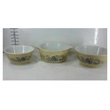 Set of 3 Pyrex blue floral mixing bowls, one 1.5