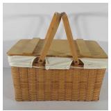 Dual handled picnic basket with hinged lid