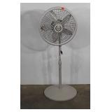 Lasko 3 speed oscillating floor fan, works,