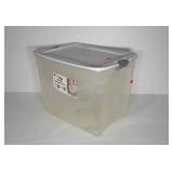 Homz SnapLock 92 quart tote with mismatched lid