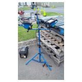 Shop light with tripod, one bulb is missing,