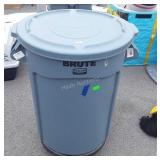 Rubbermaid Brute 32 gallon Trash Container with