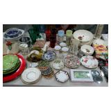 Group of home decor, includes glasswares,