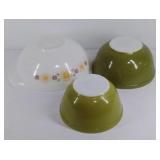 Three Pyrex mixing bowls, graduating sizes