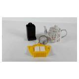 Kitchen goods, teapot with strainers, tin match