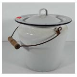 Enameled chamber pot with lid, 9"