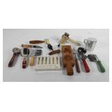 Kitchenwares, includes ice cream scoop, carving