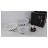 Three piece set of Pyrex mixing bowls, Early