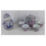 Asian porcelain, jar with lid and tea pot with 4