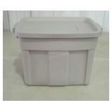 RUBBERMAID ROUGHNECK tote with lid. 18 gallon.
