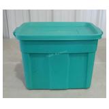 RUBBERMAID ROUGHNECK tote with lid. 18 gallon.