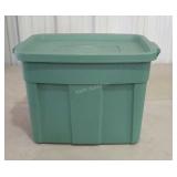 RUBBERMAID ROUGHNECK tote with lid. 18 gallon.