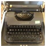 Underwood manual typewriter with carry case
