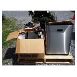 Skid lot with Port of a trash can, baskets,