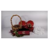 Mixed lot, basket with decor grapes, plate set