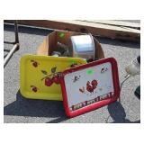 Collectors Lot, 2 tin serving trays, 2 aluminum