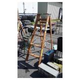 Lynn 5ft Wooden Step Ladder in ready to use