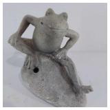 Resin garden frog, plays a croaking sound