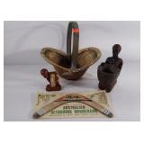 Decor group, basket, boomerang, statues, 1 statue