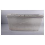 Tote with lid, good condition, needs a good