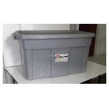 Rubbermaid 31 gallon storage tote with lid
