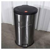 Kitchen wastebasket with foot pedal operating