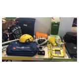 Group lot with vacuum cleaner, roasting pan,