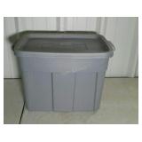 RUBBERMAID  ROUGHNECK tote with lid. 18 gallon.
