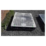 Blue plastic pallet 43x37 does have damage