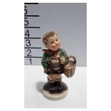 Hummel Goebel Village boy 2 / 0 - 5 , tiny chip