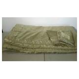 Comforter with two matching pillow shams. Will