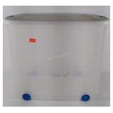 Tote with lid on wheels