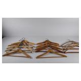 Wooden hangers (10), 1 does have some damage, (3)