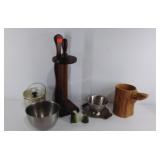 Group of items, paper towel holder, pail with lid