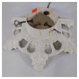 Cast iron white snowflake tree stand, does have