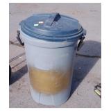 Rubbermaid trashcan with lid