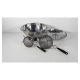 Kitchenwares, strainers and flour sifters
