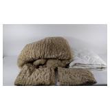 Garnet Hill bed topper (Queen) (Like new),