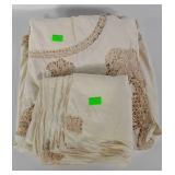 Linens, eight cloth napkins and table cloth