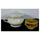 Chamber pot with lid, gold details, cracked as