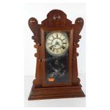 Wooden mantle clock, includes pendulum, and key,