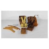 Wooden decor group, bit box, hangers, baskets,